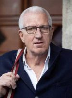 یک بانکدار سابق به دادگاه سوئیس می گوید که بازدید از کلوپ استریپ مربوط به تجارت بوده است