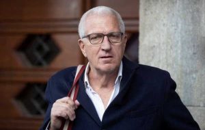 یک بانکدار سابق به دادگاه سوئیس می گوید که بازدید از کلوپ استریپ مربوط به تجارت بوده است یک بانکدار سابق به دادگاه سوئیس می گوید که بازدید از کلوپ استریپ مربوط به تجارت بوده است