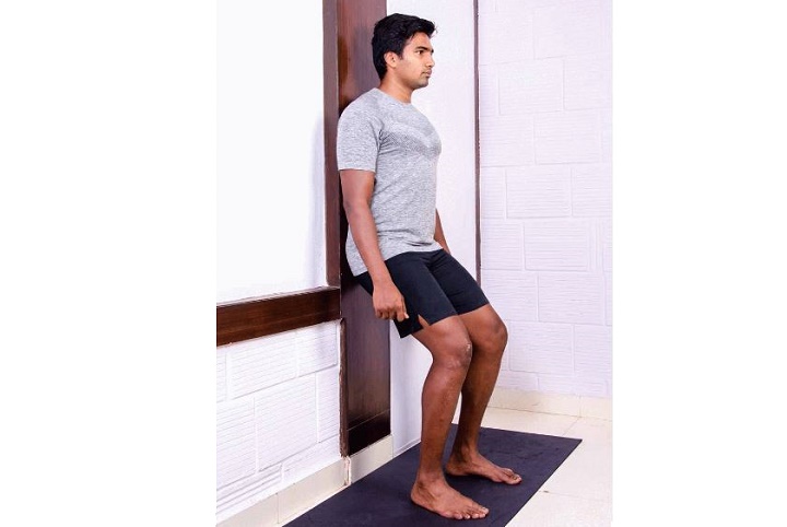 ورزش برای پارگی مینیسک زانو - حرکت مینی اسکوات یا مینی اسکات