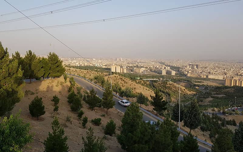 کوهستانی مملو از درخت مشرف به شهر