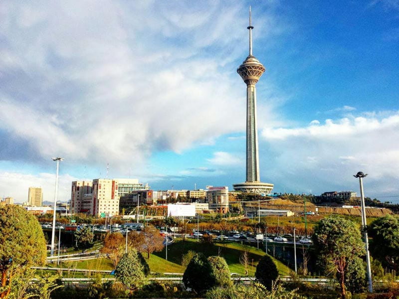 برج میلاد هران زیر آسمان آبی از نمای دور