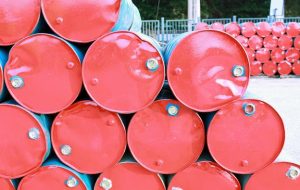قیمت نفت خام 100 دلار سقوط کرد زیرا بحران اوکراین نگرانی های عرضه را تشدید کرد