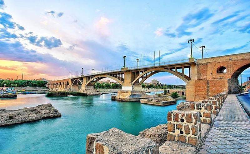 پل تاریخی دزفول زیر آسمان آبی بر رودخانه آبی