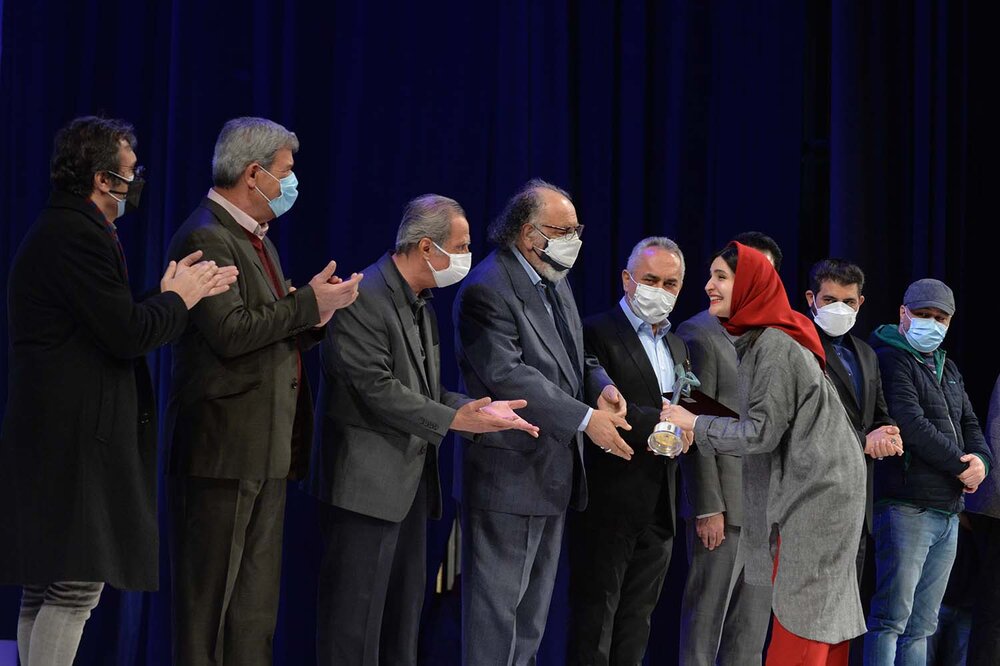 دختر گلاب آدینه و مهدی هاشمی، در حال دریافت جایزه از داریوش ارجمند/ عکس 