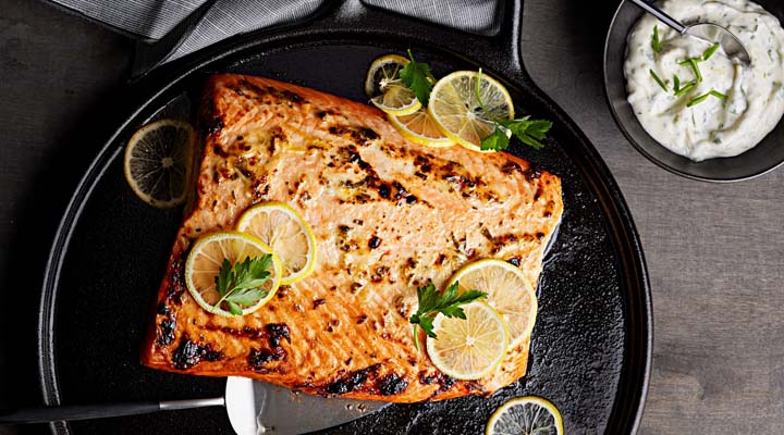 غذا با ماهی سالمون - سالمون تنوری با لیمو و سبزیجات معطر
