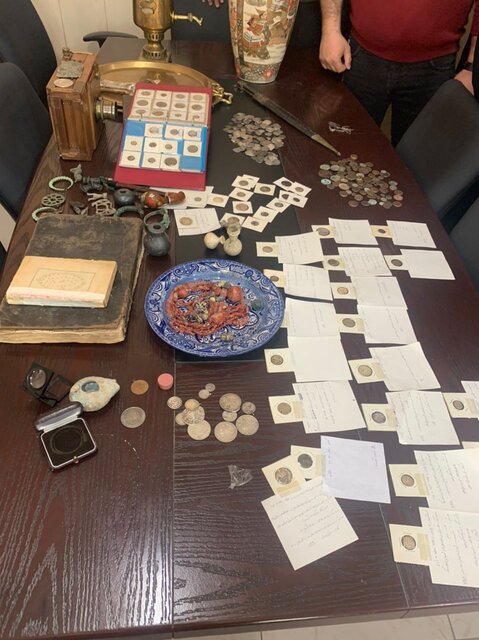 قاچاق ۵۷۰ قلم عتیقه/ارزش چند میلیاردی سکه‌ها