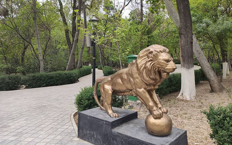 مجسمه شیر طلایی در پارک