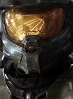 چهره‌ی مستر چیف در سریال Halo نشان داده می‌شود