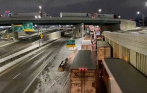 کامیون داران خشمگین کانادایی شلوغ ترین پل با ایالات متحده را مسدود کردند.  ترودو با کباب کردن روبرو می شود