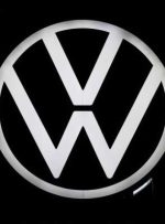 کشتی حامل پورشه و بنتلی در نزدیکی آزور آتش گرفته و قایق‌هایی را در مسیر یدک‌کش می‌کند