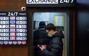 پوتین به طور موقت خارجی ها را از خروج پول از روسیه منع می کند پوتین به طور موقت خارجی ها را از خروج پول از روسیه منع می کند