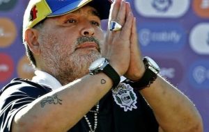 خالکوبی چهره مارادونا بر بدن ستاره ایتالیایی/عکس