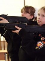 پوتین کودکان روسی را آماده جنگ کرد/عکس