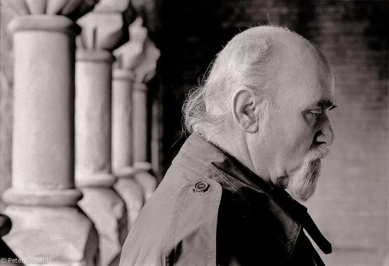 از شتاب رضا براهنی برای دیدار آفتاب تا تذکری به صداوسیما: چند دهه از جامعه عقبید! 