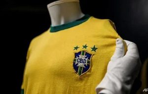 پله با پیراهنش لکه‌دارش رکوردشکنی کرد/عکس