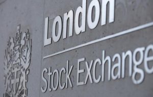 FTSE 100 مقاومت بحرانی را رد می کند زیرا رالی سهام کاهش می یابد