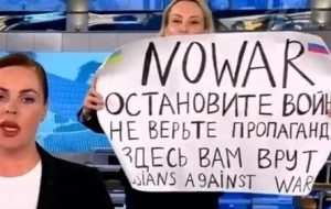 اتفاق بی سابقه در تلویزیون روسیه/کارمند تلویزیون دولتی روی آنتن زنده شعار ضد جنگ داد و بازداشت شد