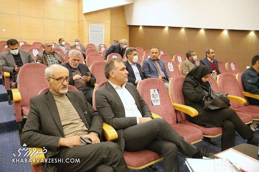 از روز اول با عزیزی‌خادم مشکل داشتیم