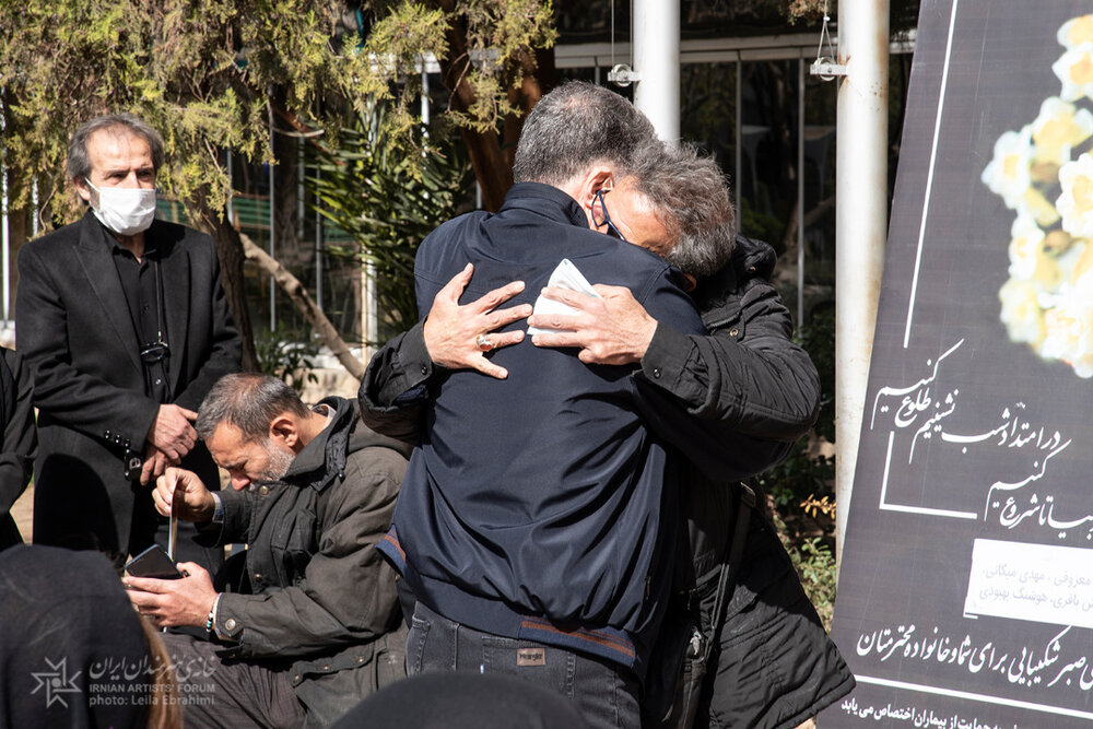 اندوهِ بدرقه‌کنندگانِ پیکر علیرضا غفاری/ عکس