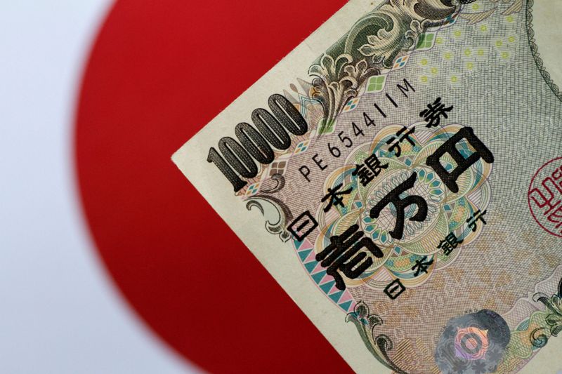 با مداخله BOJ برای پایین نگه داشتن بازده اوراق قرضه، ین سقوط می کند