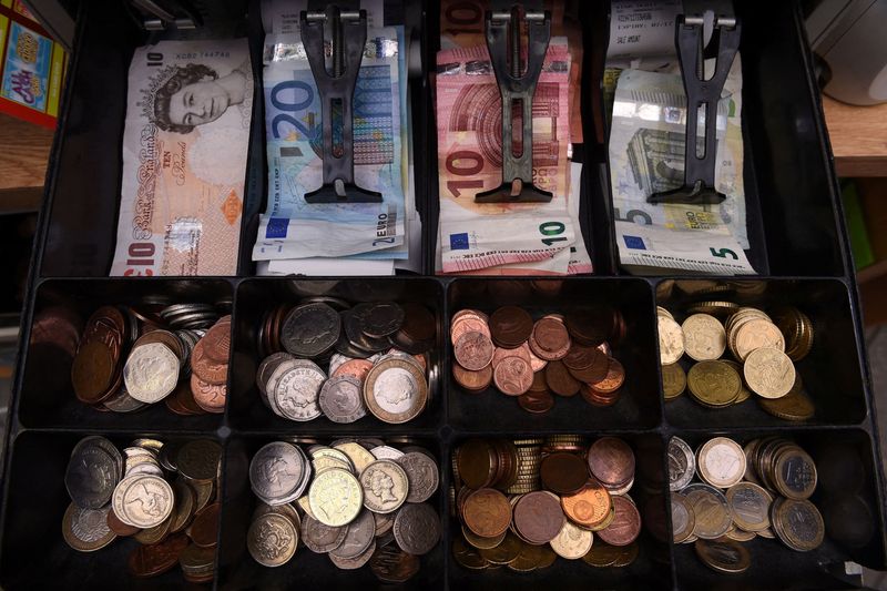 براساس برنامه‌های انتشار اوراق قرضه اتحادیه اروپا، یورو از پایین‌ترین سطح 22 ماهه خود افزایش یافت