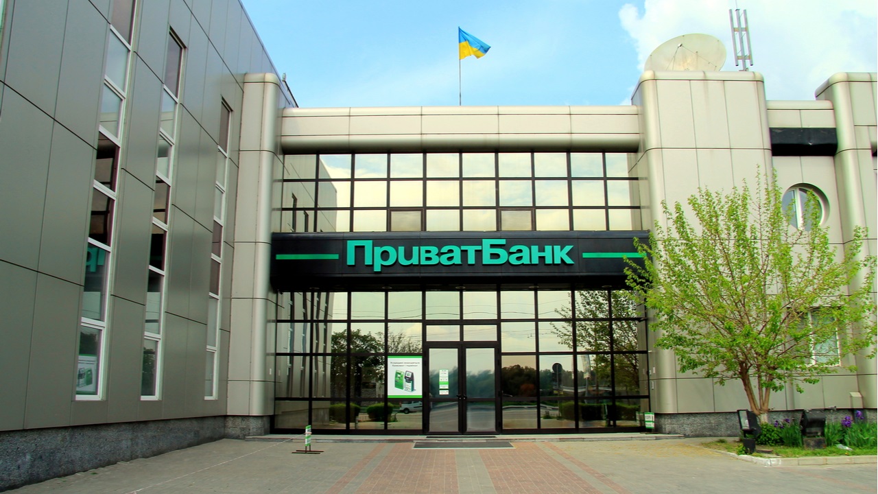 بزرگترین بانک اوکراین انتقال پول به صرافی های رمزنگاری را به حالت تعلیق درآورد