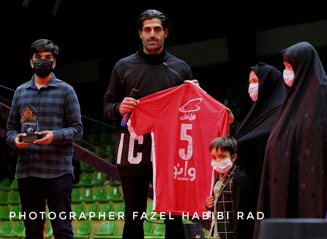 تقدیم پیراهن پرسپولیس به مادر شهید/عکس