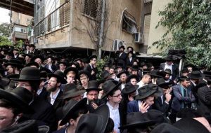 جمعیت زیادی برای تشییع جنازه خاخام فوق ارتدکس اسرائیلی شرکت کردند