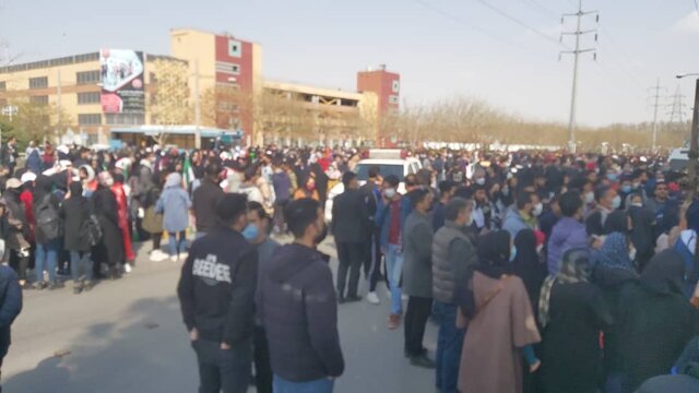 حضور ۲ هزار نفری بانوان در بازی ایران - لبنان