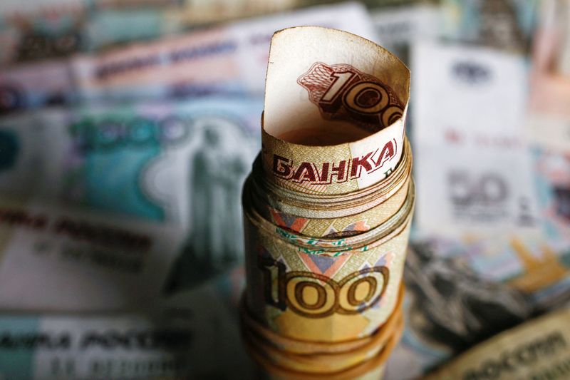 روسیه می گوید به دلیل تحریم ها ممکن است مجبور شود بدهی FX را به روبل ارائه کند