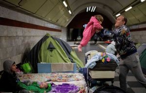 ساکنان کیف در پناهگاه های مترو با روال یکنواخت سازگار می شوند