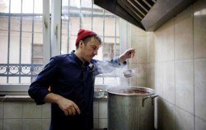 سرآشپز مشهور اوکراینی برای پناهندگان غذای رایگان سرو می کند