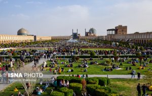 مسافران نوروزی در میدان امام اصفهان