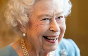 ملکه الیزابت به اندازه کافی خوب است که مخاطبان مجازی را انجام دهد – منبع