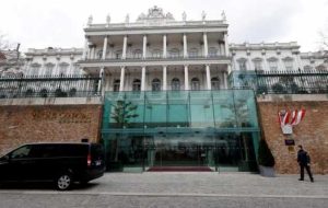 نماینده بریتانیا در مذاکرات هسته ای ایران در حالی که اروپایی ها به خانه می روند می گوید: «ما نزدیک هستیم».