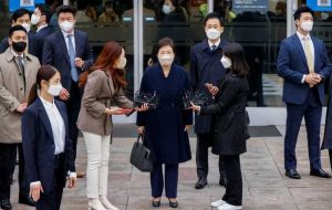 پارک رئیس جمهور سابق کره جنوبی پس از آزادی از زندان بیمارستان را ترک می کند
