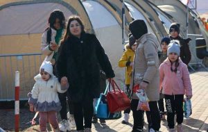 پناهندگان اوکراینی در لهستان برای دریافت مجوز کار در صف گذرگاه های مرزی قرار می گیرند