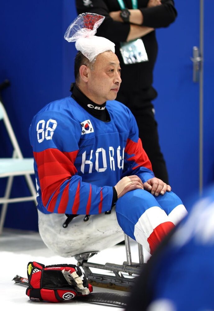 کیسه‌های یخ و مرد چشم بادامی در چین سوژه شدند/عکس