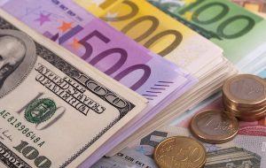 یورو/دلار آمریکا در آستانه سخنرانی لاگارد بانک مرکزی اروپا و نرخ بیکاری اتحادیه اروپا در حدود 1.1000 ثابت است.
