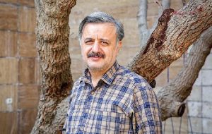 انتقاد محمدکاظم کاظمی از کارن همایونفر، داور برنامه «عصر جدید»