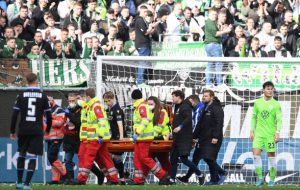 خطر از بیخ گوش فوتبالیست سوئیسی گذشت/عکس