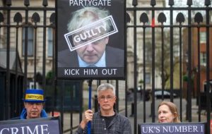 اینفوگرافیک | اکثریت می‌گویند جانسون باید برود