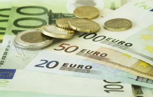 یورو/دلار آمریکا بالای 1.0500 با نگاه به فدرال رزرو آمریکا و بانک مرکزی اروپا در حالت تدافعی باقی می ماند.