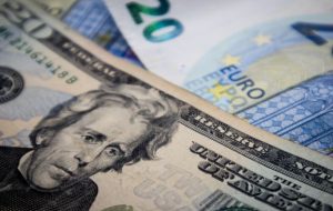 یورو/دلار آمریکا در انتظار تصمیم بانک مرکزی اروپا، سیاست ایتالیا و نورد استریم 1 است.