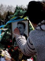 اوکراینی‌ها برای عزاداری در قبرستان مین‌گذاری شده توسط روسیه شجاعت می‌کنند