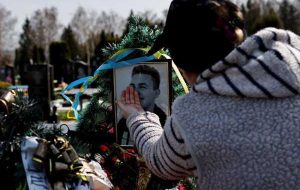 اوکراینی‌ها برای عزاداری در قبرستان مین‌گذاری شده توسط روسیه شجاعت می‌کنند