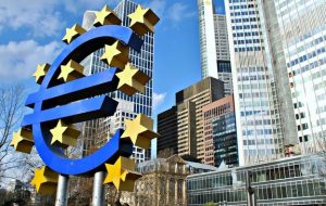 بانک مرکزی اروپا سیاست پولی را بدون تغییر می‌گذارد، یورو به دلیل ناامیدی هاوکیش کاهش می‌یابد