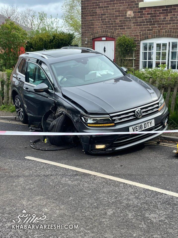 عکس| تصادف شدید مهاجم گلزن سرخ‌ها در راه تمرین