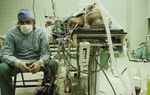 تصویری جالب از عمل پیوند قلب بعد از ۲۳ ساعت جراحی/ عکس