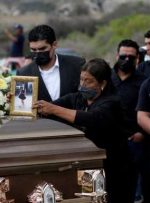 خانواده یک نوجوان مکزیکی را که دوباره خشم خود را به خاطر خشونت جنسیتی برانگیخته است، دفن کردند
